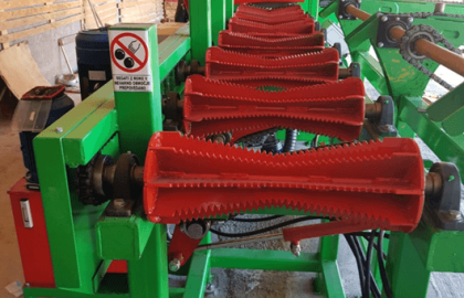 Banda transportoare longitudinala alimentare bustean in unitatea de sectionare