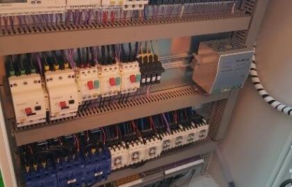 Unitate de comanda si cabinetul electric